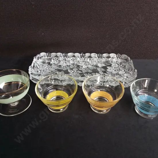 SET OF 4 VINTAGE DESSERT BOWLS AND PAIR OF GLASS SERVING TRAYS, W 33 CM