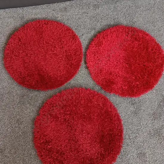 3 RED SHAGGY CIRCULAR RUGS, 64 CM DIAMETER EACH