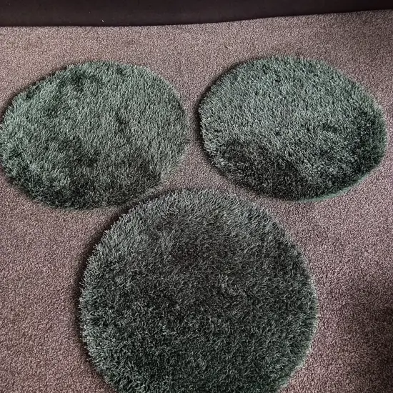 3 GREEN SHAGGY CIRCULAR RUGS, 64 CM DIAMETER EACH