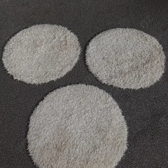 3 CREAM SHAGGY CIRCULAR RUGS, 64 CM DIAMETER EACH