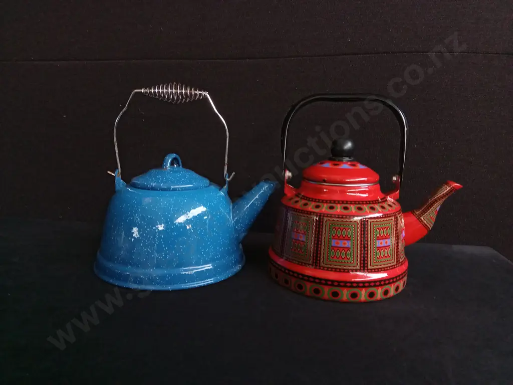PAIR OF ENAMELED KETTLES, TALLEST H INCLUDING HANDLE 26 CM Image 1++