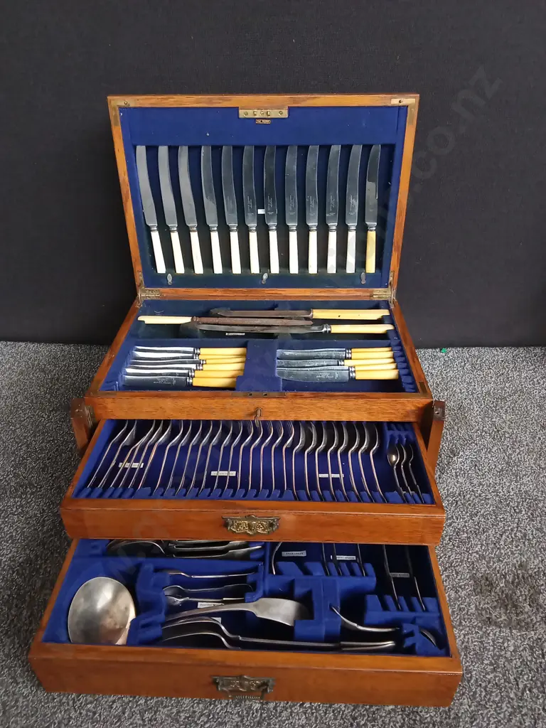95 PIECE CUTLERY SET, STAINLESS STEEL, WITH CHEST, MADE IN ENGLAND Image 1++