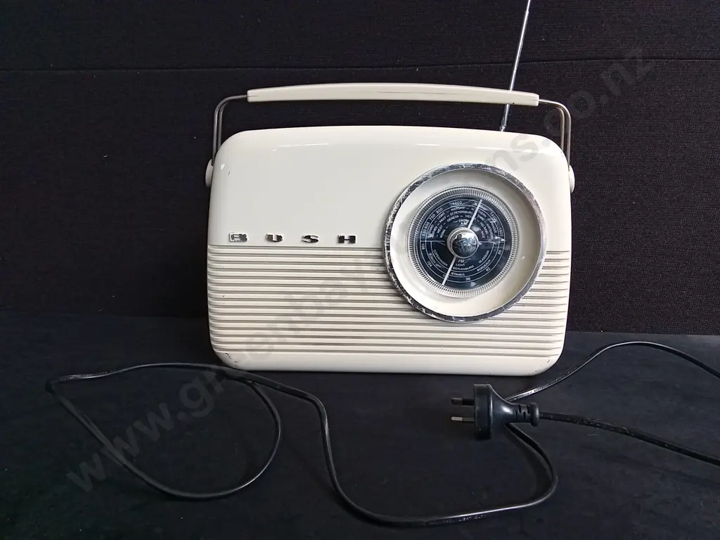 RETRO BUSH TR82DAB RADIO, WORKING, W 33.5 CM Image 1++