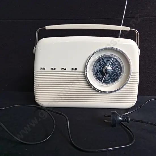 RETRO BUSH TR82DAB RADIO, WORKING, W 33.5 CM