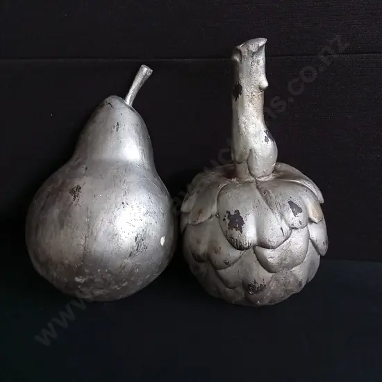 PAIR OF SCULPTURAL METAL FRUIT DECOR, TALLEST H 35 CM