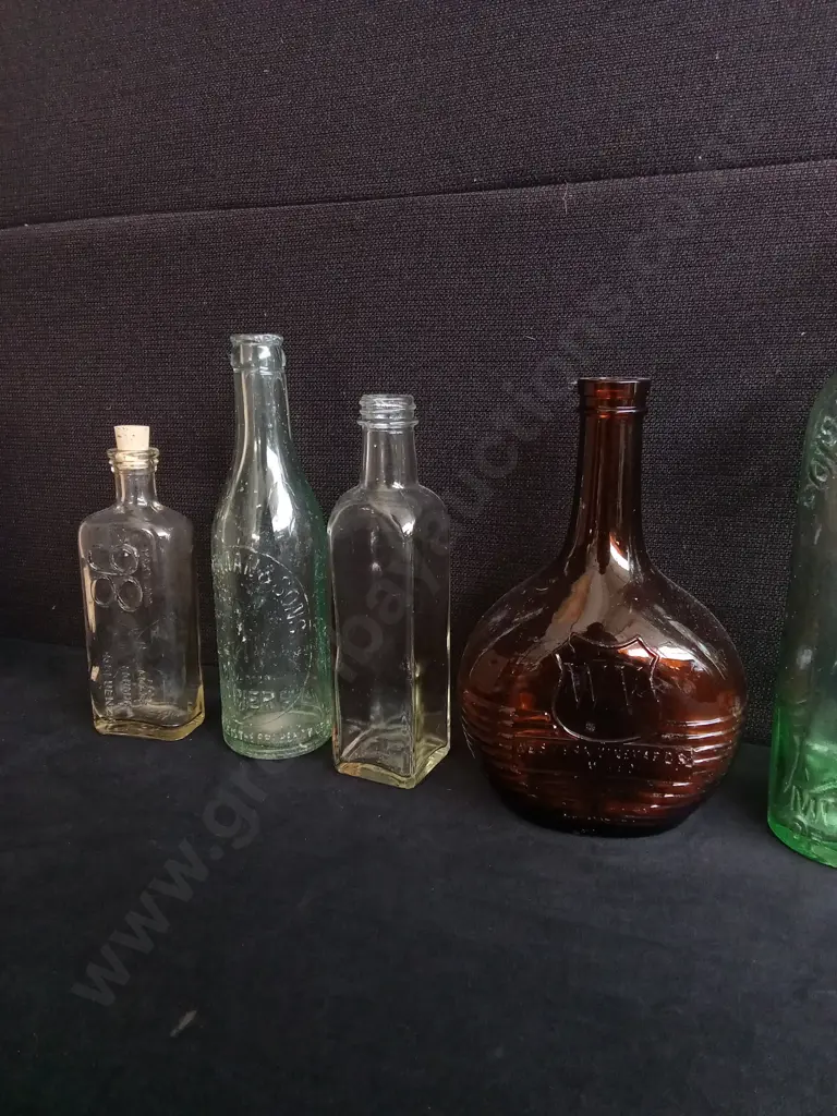 COLLECTION OF 10 VINTAGE AND ANTIQUE GLASS BOTTLES, TALLEST H 29.5 CM Image 1++