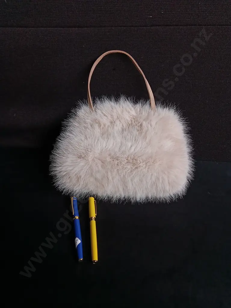 PAIR OF WRITING PENS AND FAUX FUR HANDBAG, LARGEST W 28 CM Image 1++