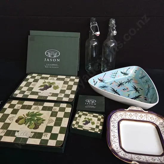 MIX OF SERVING WARE, INCLUDING 2 SETS OF JASON PLACEMATS AND COASTER SET, TALLEST H 32 CM