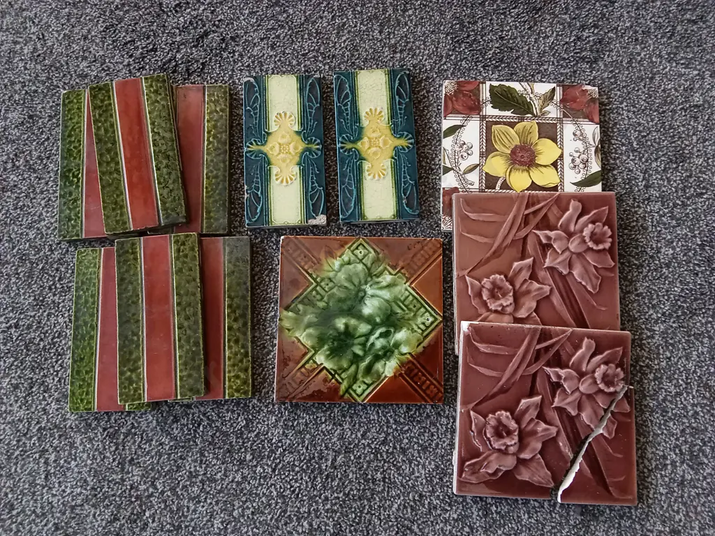 MIX OF VINTAGE CERAMIC TILES, ONE BROKEN Image 1++
