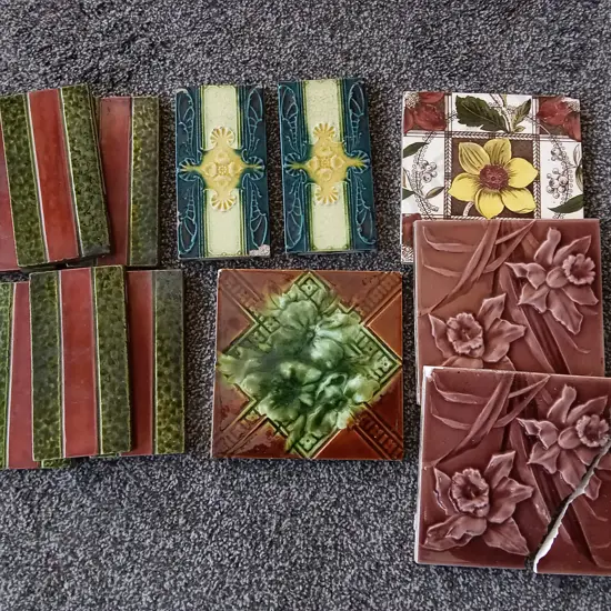 MIX OF VINTAGE CERAMIC TILES, ONE BROKEN
