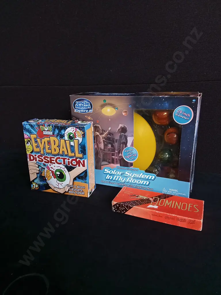3 PIECES SCIENCE KITS AND DOMINOES Image 1++