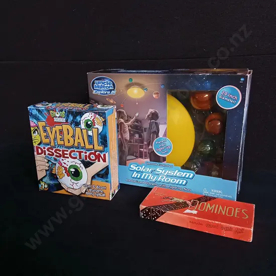 3 PIECES SCIENCE KITS AND DOMINOES