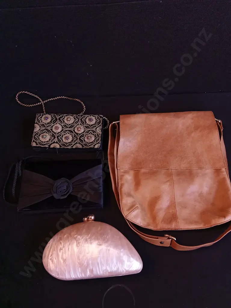 4 PIECES BAG AND CLUTCHES Image 1++