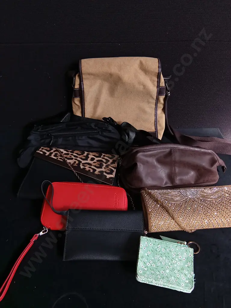 MIX OF BAGS AND POUCHES, 8 PIECES TOTAL Image 1++