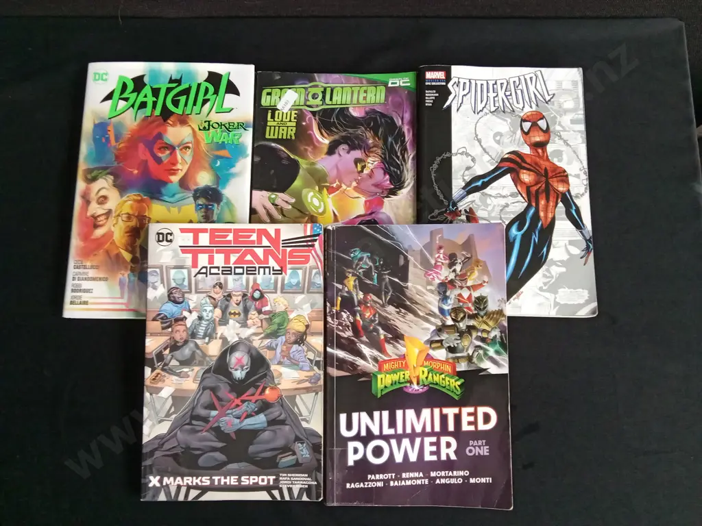 COLLECTION OF 5 SUPERHERO COMICS Image 1++