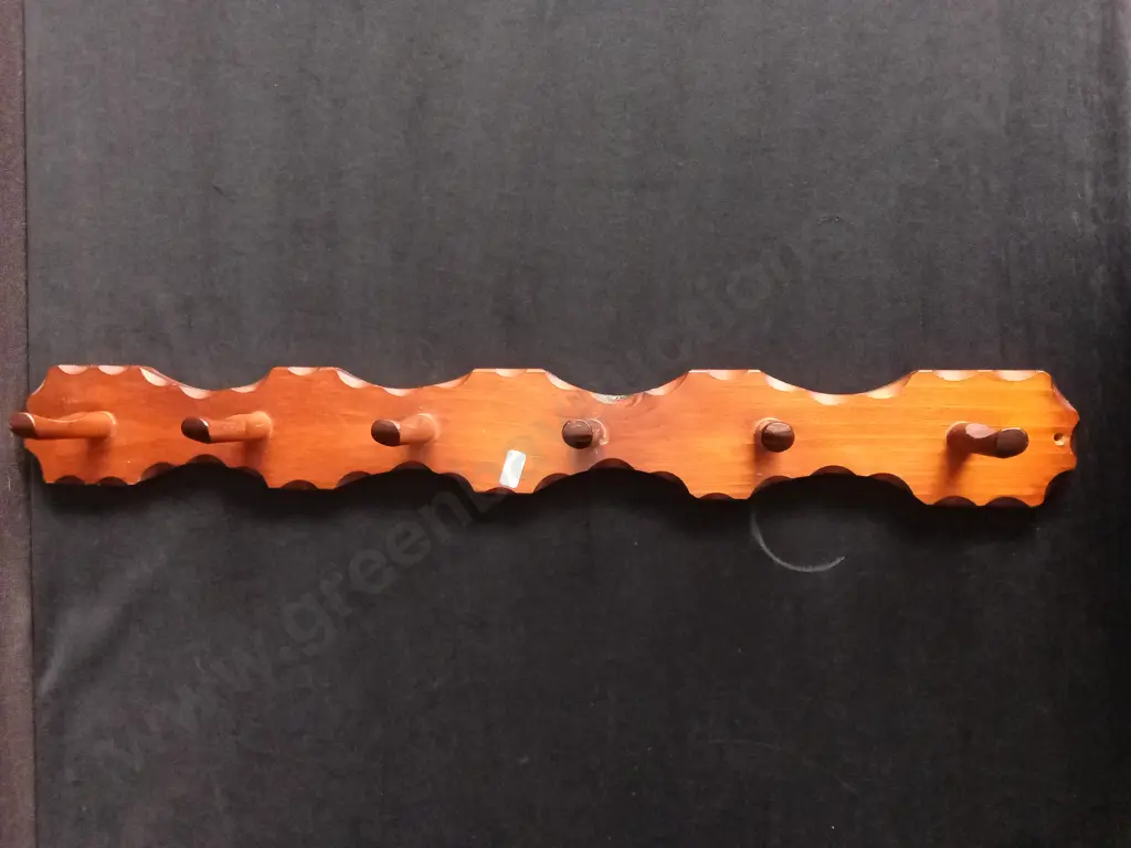 TRADITIONAL WOODEN WALL HANGER WITH SCALLOPED EDGES, 75CM LONG Image 1++
