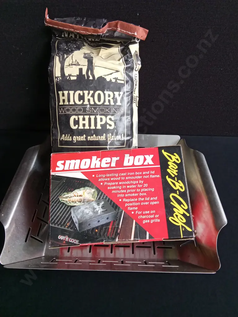SMOKING SET INCLUDING A TRAY, BOX, AND CHIPS Image 1++