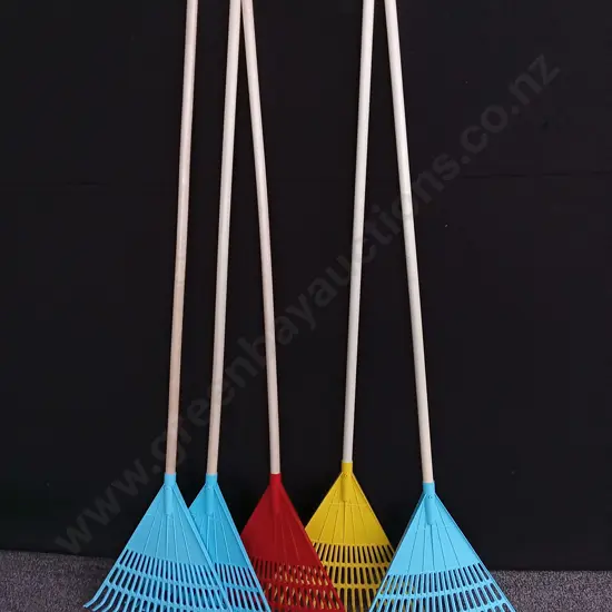 5 PLASTIC RAKES