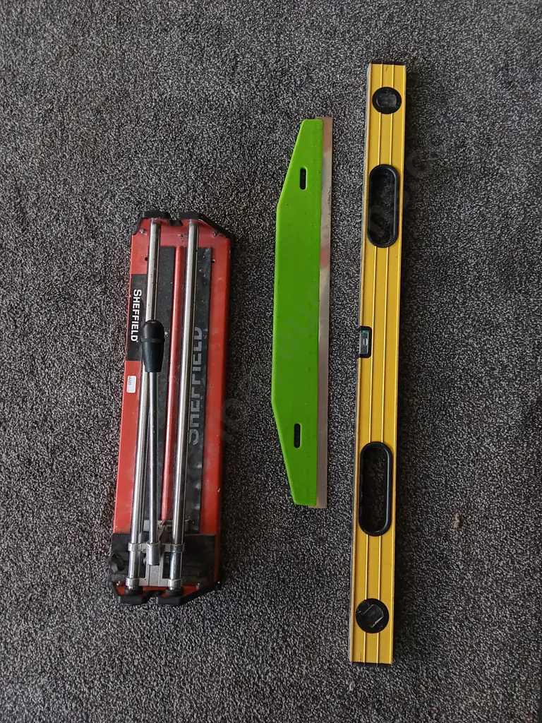 SHEFFIELD TILE CUTTER, TRIM GUIDE, AND SPIRIT LEVEL Image 1++