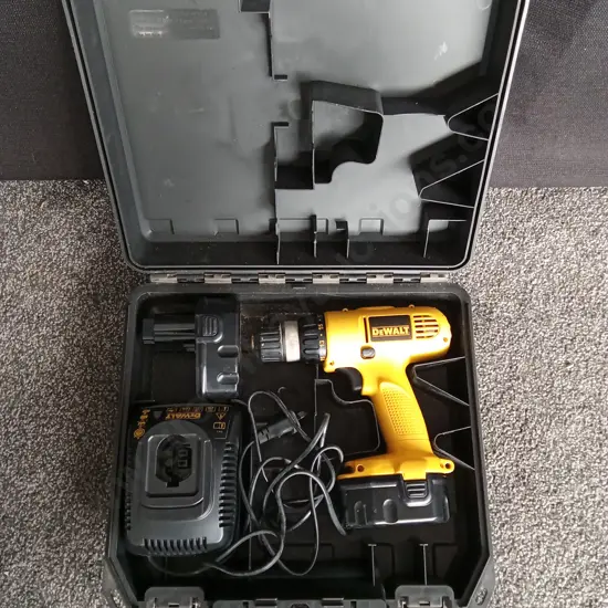DEWALT DRILL WITH TWO BATTERIES, CHARGER, AND DRILL BITS (WORKING)
