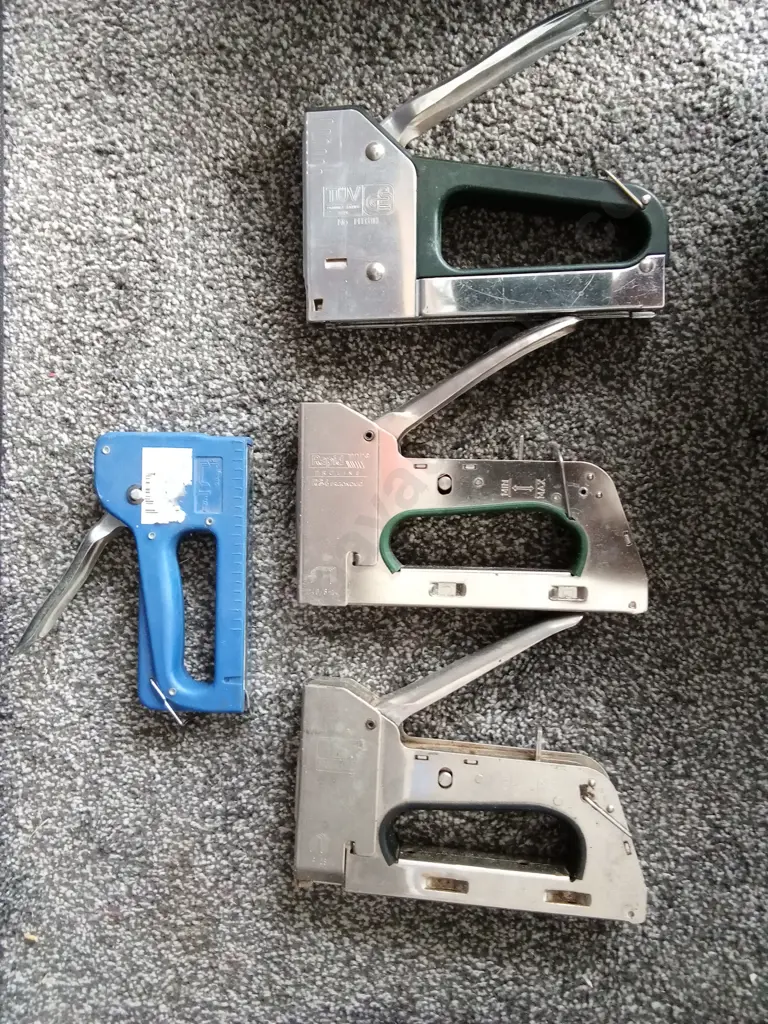 4 STAPLE GUNS WITH STAPLES Image 1++