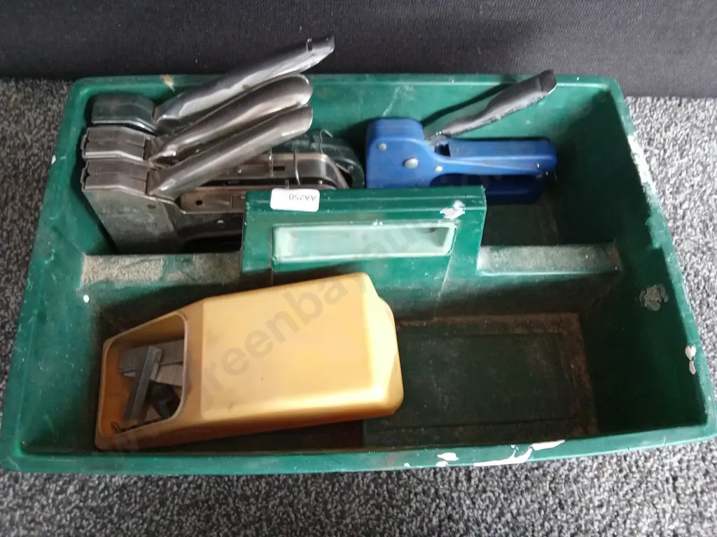 4 STAPLE GUNS WITH STAPLES Image 1++