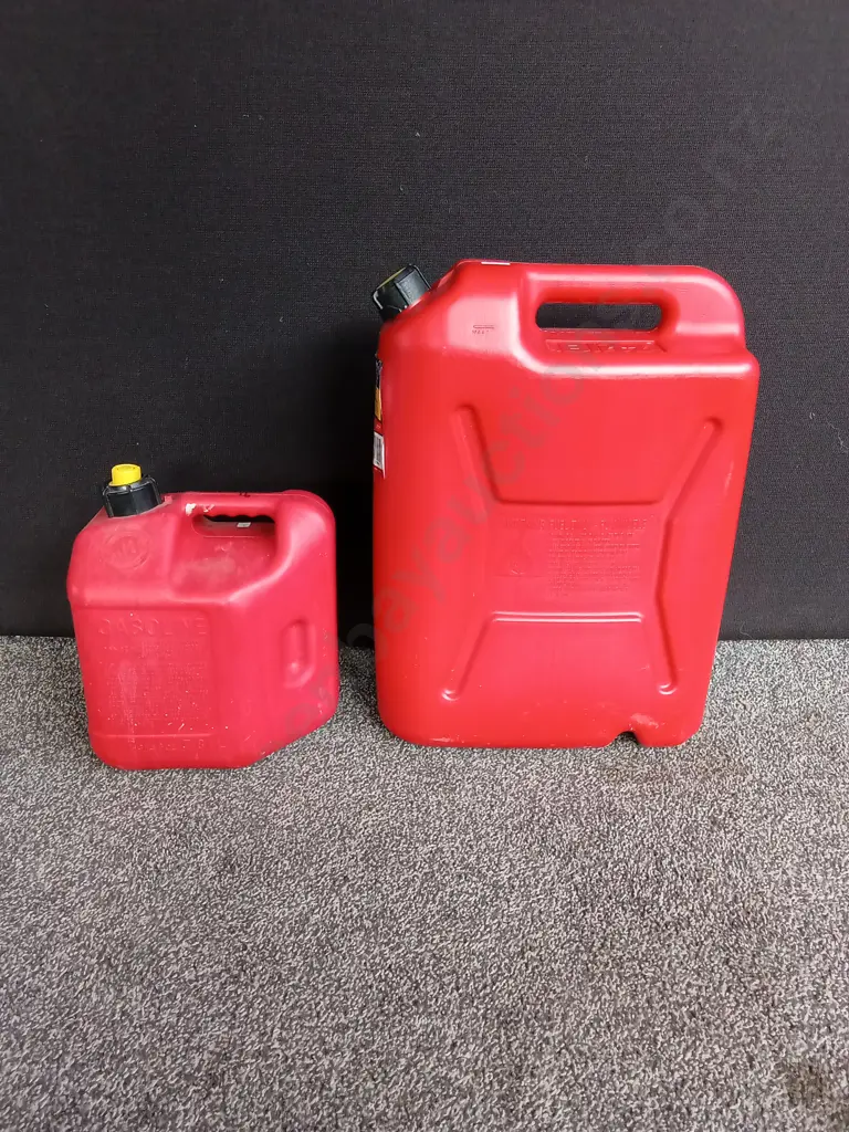 PAIR OF JERRY CANS, 20L AND 7.8L Image 1++