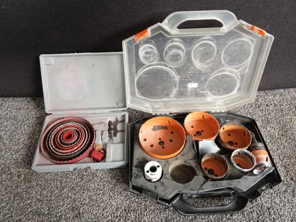 TWO HOLE SAW SETS Image 1++