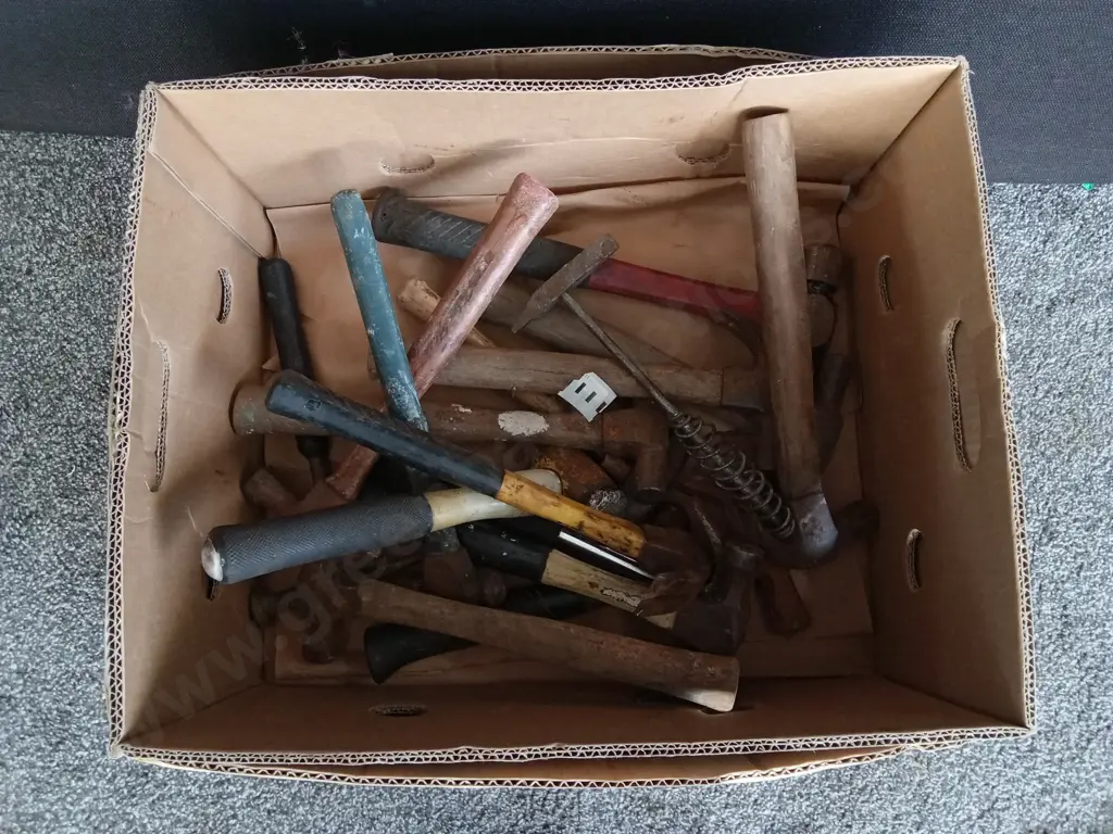 BOX OF VINTAGE HAMMERS Image 1++