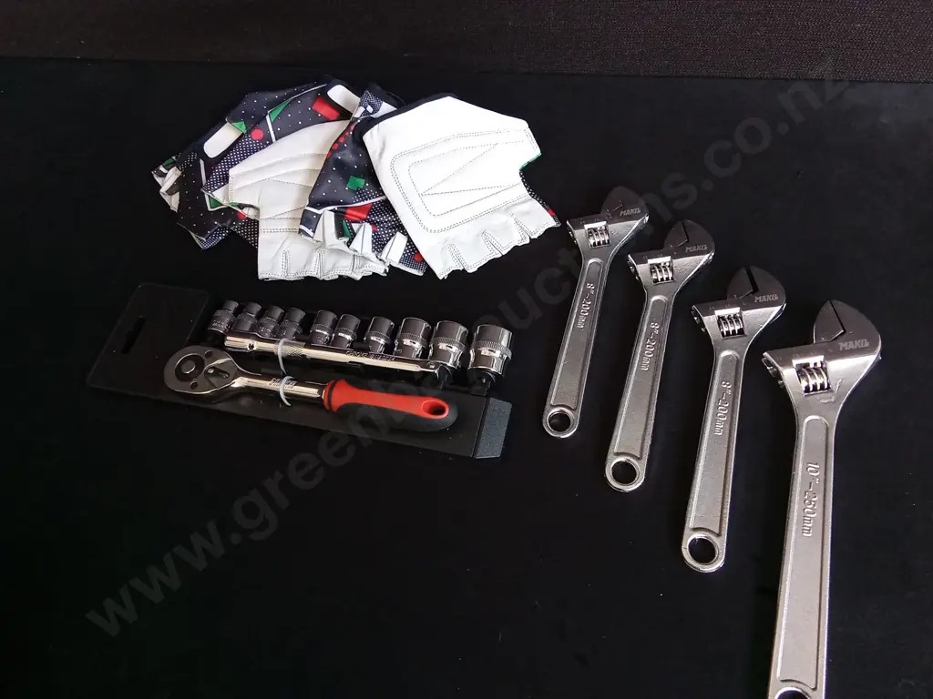 3 PAIRS OF DRIVING GLOVES AND MECHANICS TOOLS Image 1++