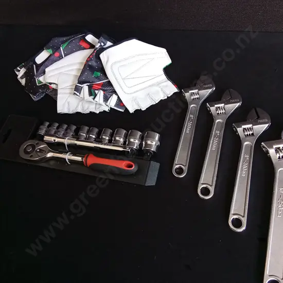 3 PAIRS OF DRIVING GLOVES AND MECHANICS TOOLS
