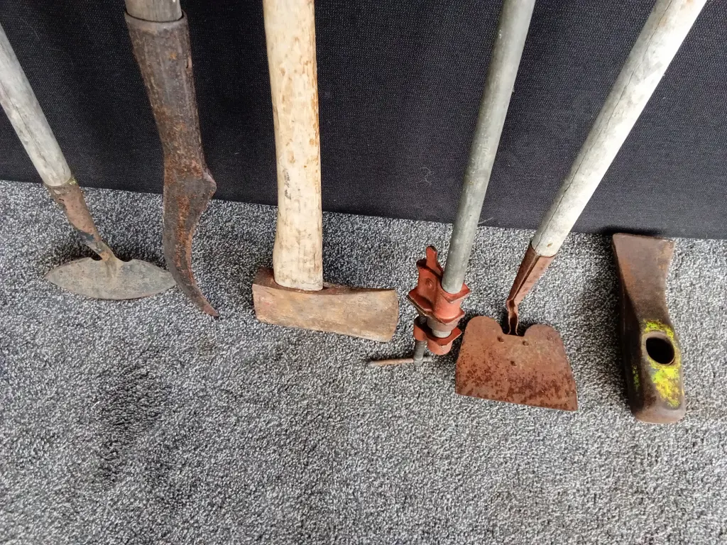 COLLECTION OF 5X VINTAGE TOOLS INCLUDING ONE ADDITIONAL HEAD Image 1++