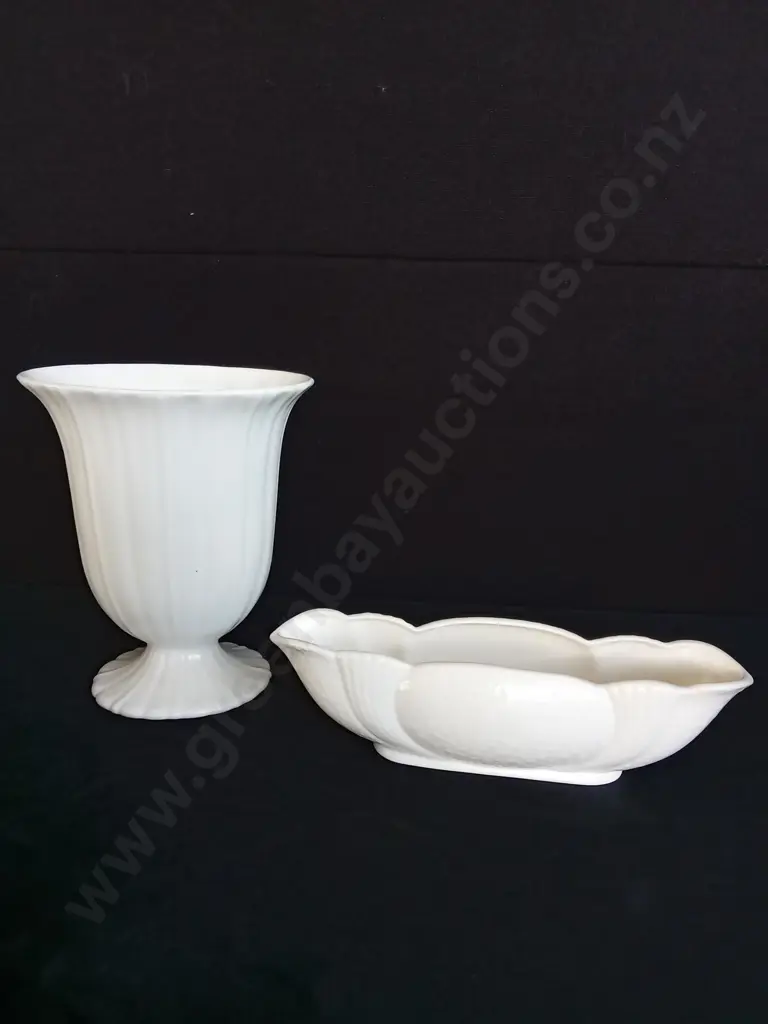 3 WHITE CERAMIC DECORATIVE ITEMS TALLEST H22CM Image 1++