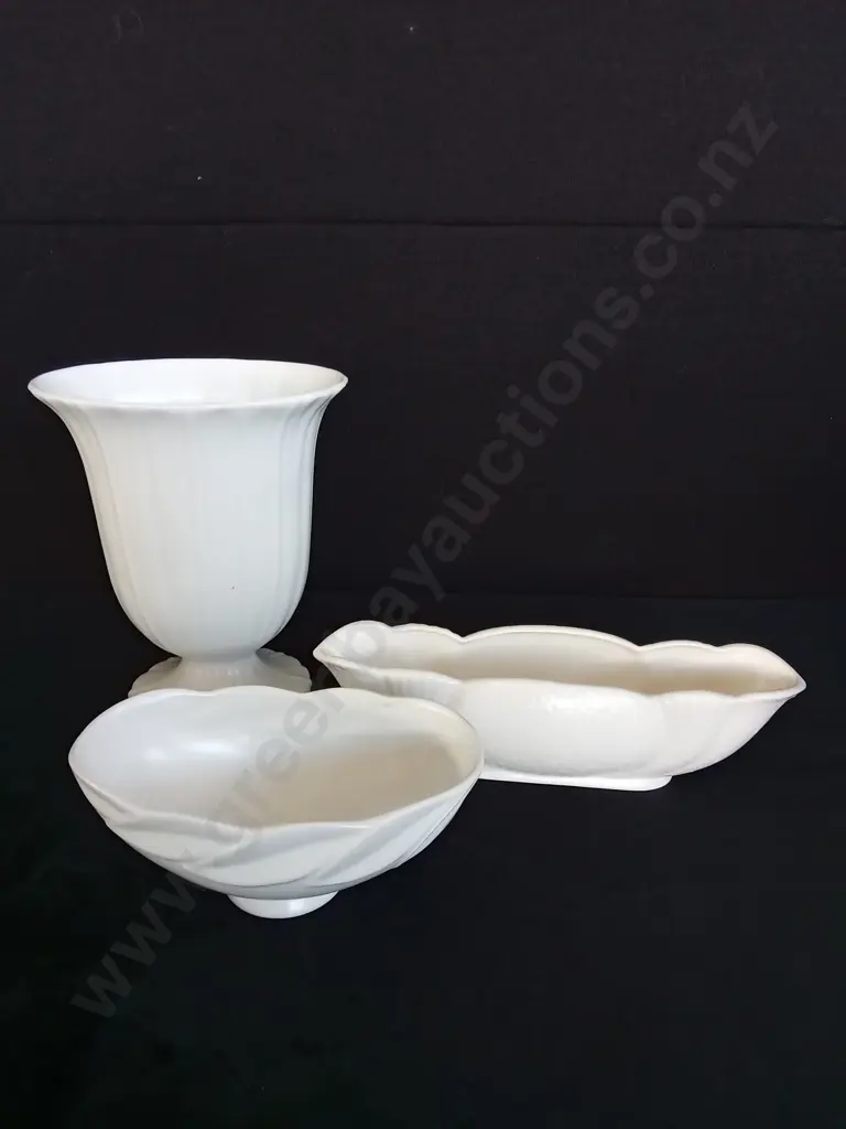 3 WHITE CERAMIC DECORATIVE ITEMS TALLEST H22CM Image 1++