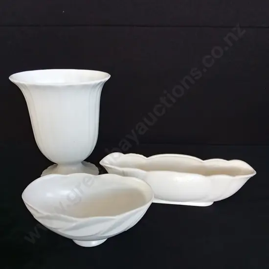 3 WHITE CERAMIC DECORATIVE ITEMS TALLEST H22CM