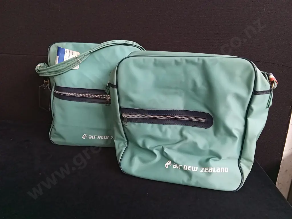 PAIR OF VINTAGE AIR NEW ZEALAND CABIN TOTE BAGS, H 35.5 CM Image 1++