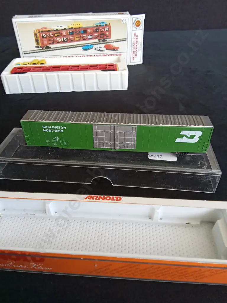 VINTAGE ARNOLD BURLINGTON NORTHERN BOX CAR L15CM AND VINTAGE BACHMANN 89' TRI-LEVEL CAR TRANSPORTER L17CM Image 1++