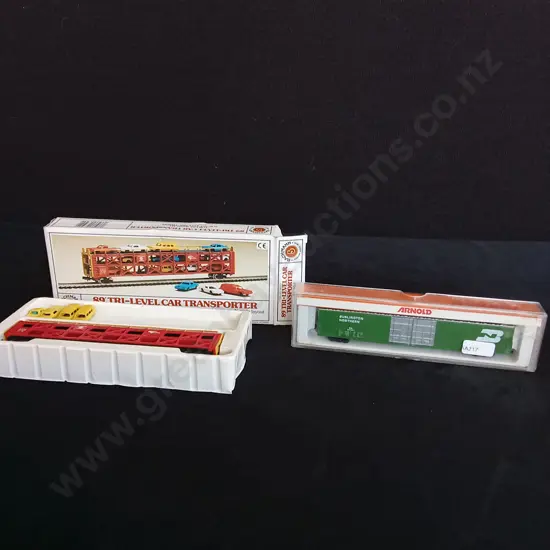VINTAGE ARNOLD BURLINGTON NORTHERN BOX CAR L15CM AND VINTAGE BACHMANN 89' TRI-LEVEL CAR TRANSPORTER L17CM
