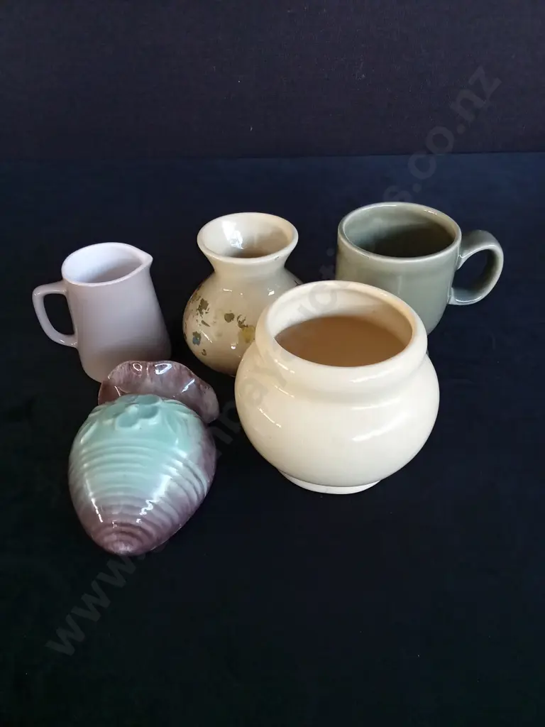 4 VINTAGE CROWN LYNN PIECES TALLEST H9CM AND A GERMAN WALL PLANTER H12CM Image 1++