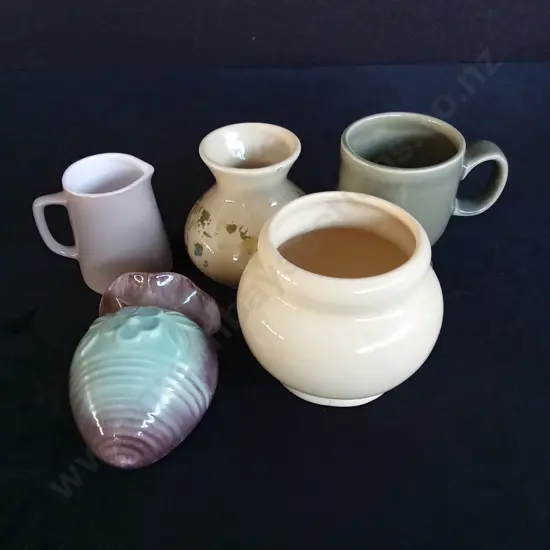 4 VINTAGE CROWN LYNN PIECES TALLEST H9CM AND A GERMAN WALL PLANTER H12CM