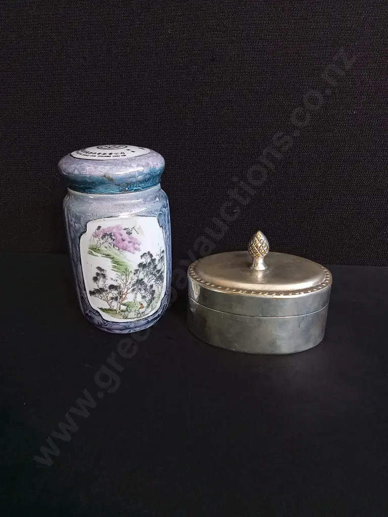 CHINESE PORCELAIN TEA JAR, AND VINTAGE TEA CADDY TRINKET BOX INCLUDING CONTENTS, TALLEST H 16 CM Image 1++
