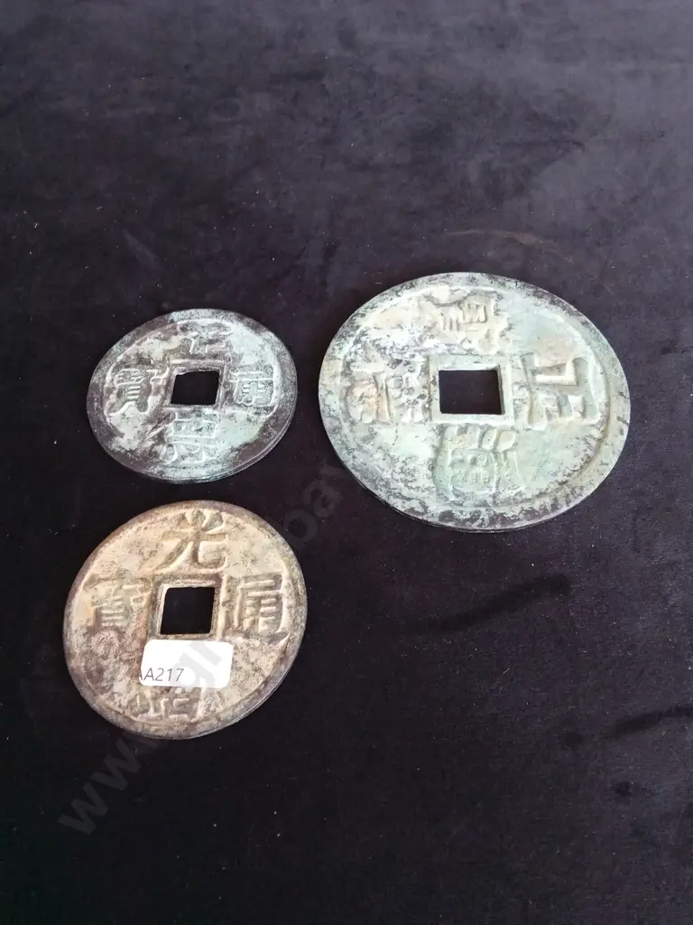 3 BRONZE CHINESE COINS Image 1++