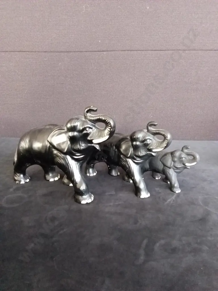 3 ELEPHANT FIGURINES TALLEST H17CM Image 1++