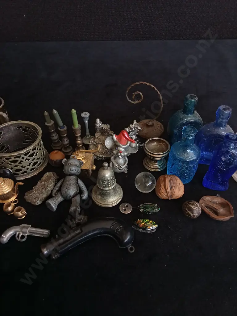 COLLECTION OF MINIATURE ITEMS Image 1++