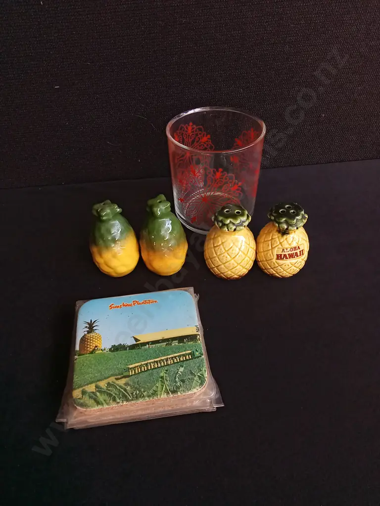 MIX OF ITEMS, INCLUDING PINEAPPLE SALT AND PEPPER SHAKERS, TALLEST H 10.5 CM Image 1++