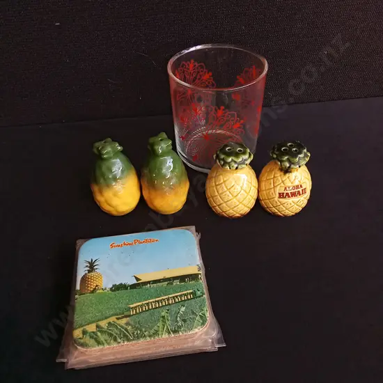 MIX OF ITEMS, INCLUDING PINEAPPLE SALT AND PEPPER SHAKERS, TALLEST H 10.5 CM
