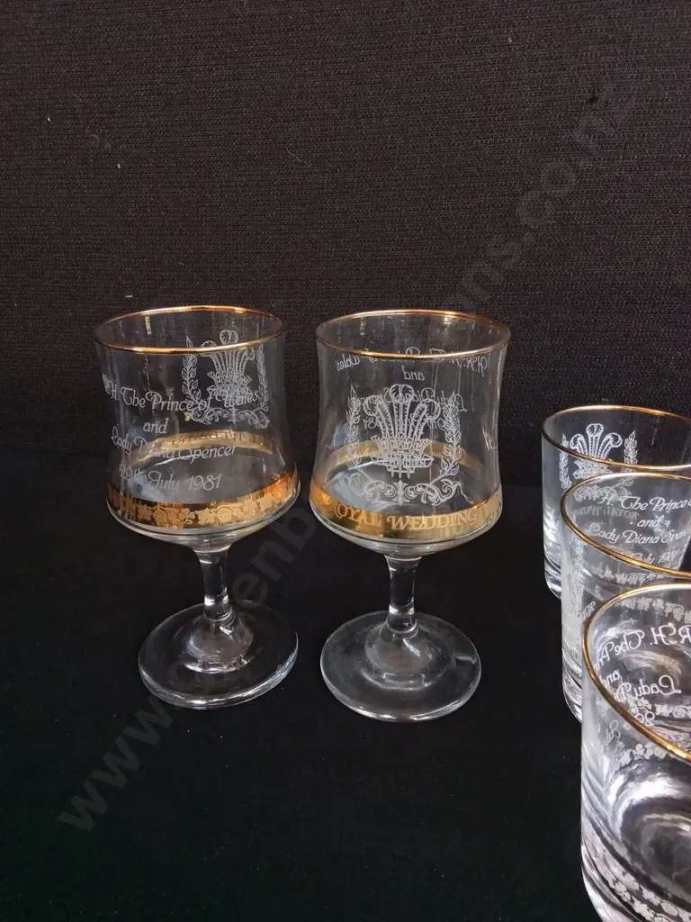 VINTAGE SET OF 1981 ROYAL WEDDING COMMEMORATIVE GLASSWARE, 8 PIECES TOTAL, TALLEST H 14.5 CM Image 1++