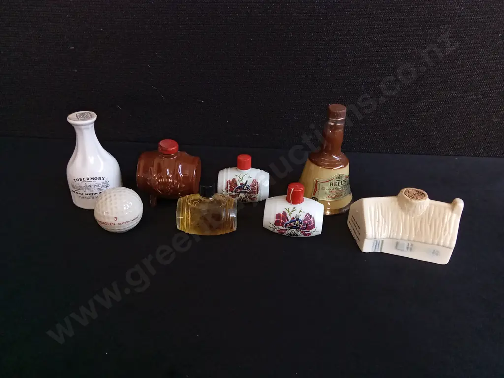 VINTAGE MINIATURE LIQUOR BOTTLE COLLECTION, NOVELTY CERAMIC SCOTCH DECANTERS AND BARRELS, 8 PIECES, TALLEST H 9.5 CM Image 1++