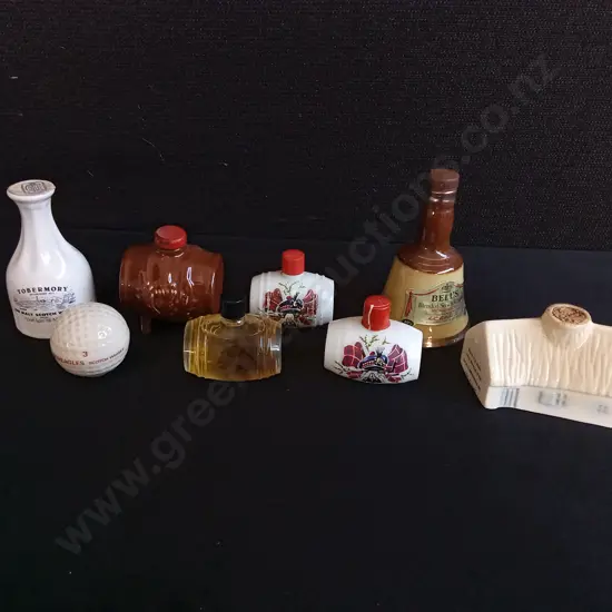 VINTAGE MINIATURE LIQUOR BOTTLE COLLECTION, NOVELTY CERAMIC SCOTCH DECANTERS AND BARRELS, 8 PIECES, TALLEST H 9.5 CM