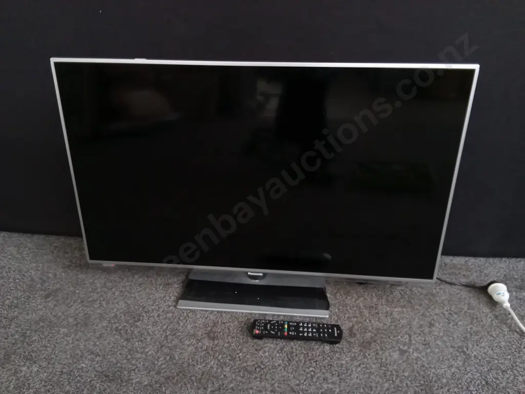 PANASONIC FLAT SCREEN TV WITH REMOTE, WORKING, W 95.5 CM Image 1++